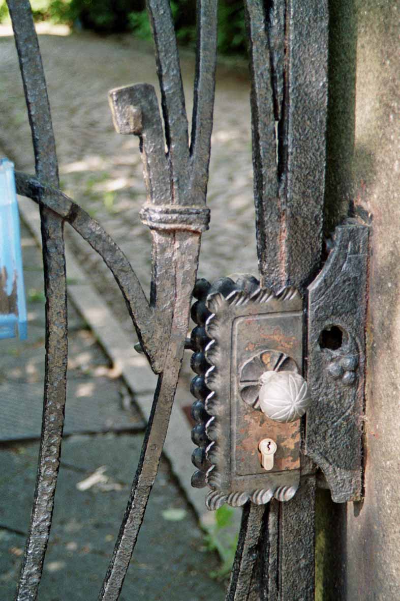 3316086